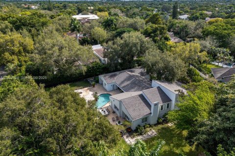 House in Coral Gables, Florida 5 bedrooms, 411.46 sq.m. № 2082801 - photo 3