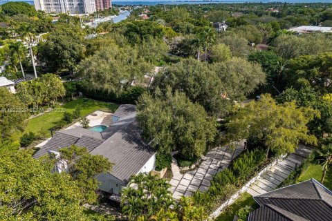 House in Coral Gables, Florida 5 bedrooms, 411.46 sq.m. № 2082801 - photo 4