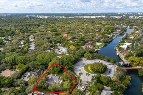 House in Coral Gables, Florida 5 bedrooms, 411.46 sq.m. № 2082801 - photo 12