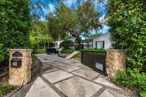 House in Coral Gables, Florida 5 bedrooms, 411.46 sq.m. № 2082801 - photo 25