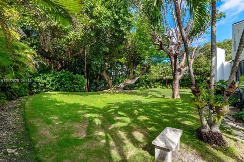 House in Coral Gables, Florida 5 bedrooms, 411.46 sq.m. № 2082801 - photo 11