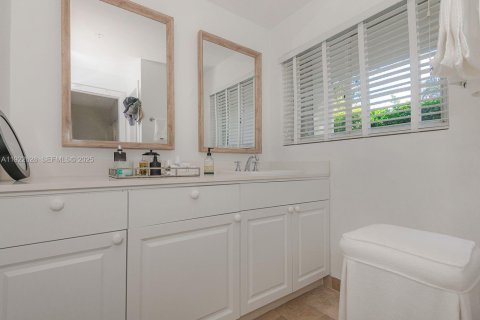 House in Coral Gables, Florida 5 bedrooms, 411.46 sq.m. № 2082801 - photo 30
