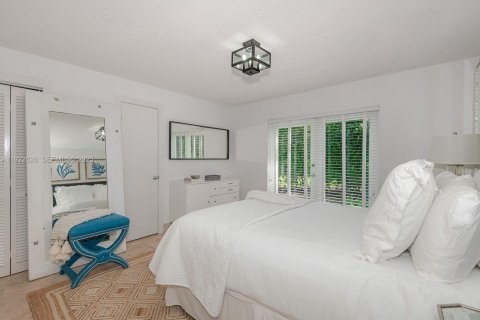 House in Coral Gables, Florida 5 bedrooms, 411.46 sq.m. № 2082801 - photo 14