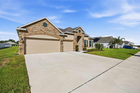 House in Haines City, Florida 4 bedrooms, 249.35 sq.m. № 2152269 - photo 2