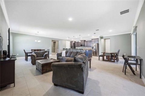 House in Haines City, Florida 4 bedrooms, 249.35 sq.m. № 2152269 - photo 11