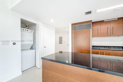 Condominio en alquiler en Miami, Florida, 2 dormitorios, 108.51 m2 № 2055073 - foto 9