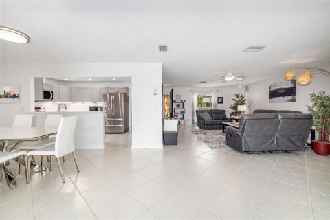 Condo in Sarasota, Florida, 2 bedrooms  № 1625166 - photo 7