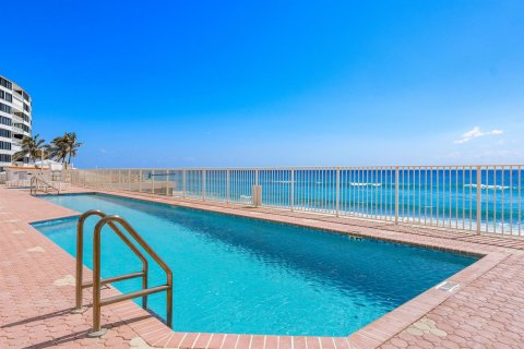 Condo in South Palm Beach, Florida, 2 bedrooms  № 2187749 - photo 25