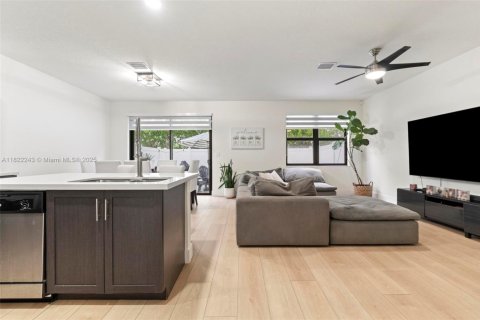 Townhouse in Hialeah, Florida 3 bedrooms, 162.67 sq.m. № 1785791 - photo 7