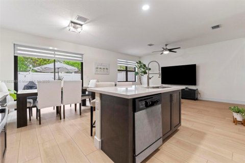 Townhouse in Hialeah, Florida 3 bedrooms, 162.67 sq.m. № 1785791 - photo 11