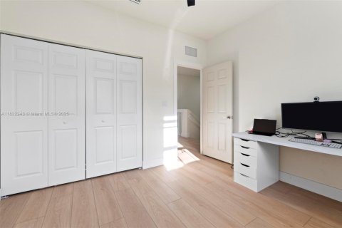 Townhouse in Hialeah, Florida 3 bedrooms, 162.67 sq.m. № 1785791 - photo 22
