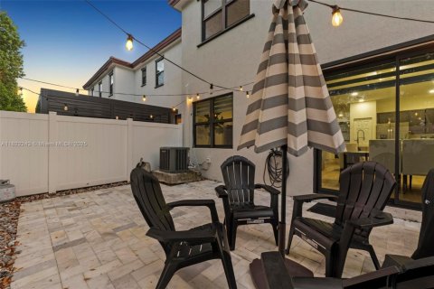 Townhouse in Hialeah, Florida 3 bedrooms, 162.67 sq.m. № 1785791 - photo 29