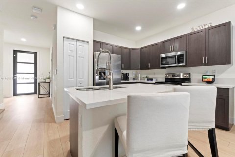 Townhouse in Hialeah, Florida 3 bedrooms, 162.67 sq.m. № 1785791 - photo 8