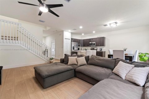Townhouse in Hialeah, Florida 3 bedrooms, 162.67 sq.m. № 1785791 - photo 14
