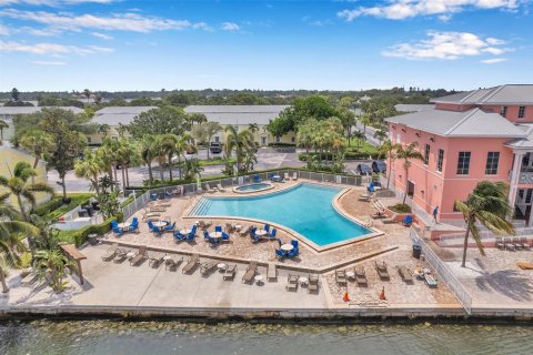 Condo in Saint Petersburg, Florida, 1 bedroom № 2394080 - photo 27