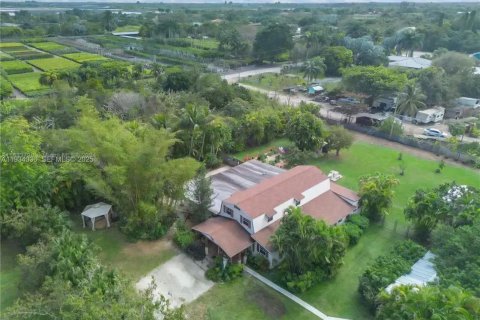 Casa en venta en Miami, Florida, 4 dormitorios, 329.62 m2 № 1992774 - foto 3