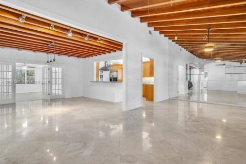 Casa en venta en Miami, Florida, 3 dormitorios, 218.51 m2 № 2382715 - foto 2