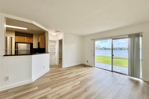 Condo in Oakland Park, Florida, 2 bedrooms  № 1713896 - photo 2