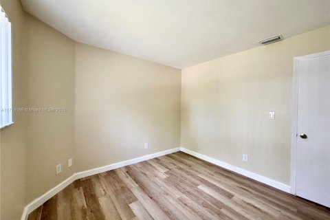 Condo in Oakland Park, Florida, 2 bedrooms  № 1713896 - photo 20