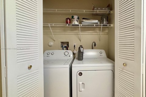 Condo in Oakland Park, Florida, 2 bedrooms  № 1713896 - photo 9