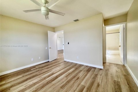 Condo in Oakland Park, Florida, 2 bedrooms  № 1713896 - photo 12