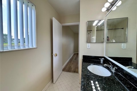 Condo in Oakland Park, Florida, 2 bedrooms  № 1713896 - photo 16