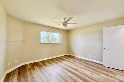Condo in Oakland Park, Florida, 2 bedrooms  № 1713896 - photo 11