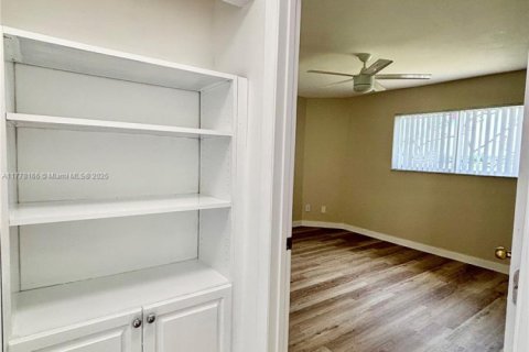 Condo in Oakland Park, Florida, 2 bedrooms  № 1713896 - photo 10