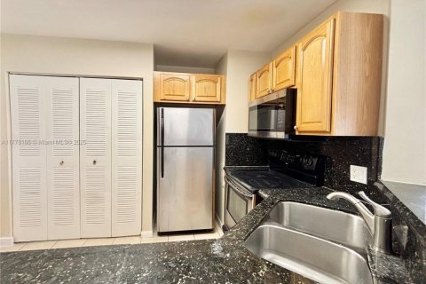 Condo in Oakland Park, Florida, 2 bedrooms  № 1713896 - photo 8