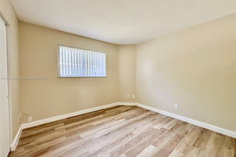 Condo in Oakland Park, Florida, 2 bedrooms  № 1713896 - photo 19