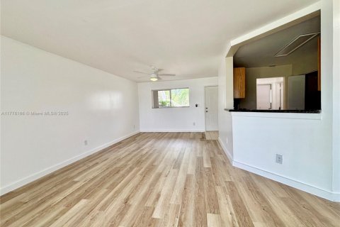 Condo in Oakland Park, Florida, 2 bedrooms  № 1713896 - photo 5
