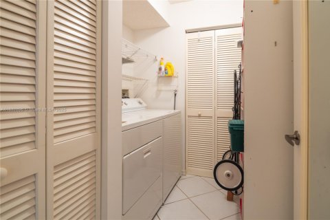 Condo in Sunrise, Florida, 2 bedrooms  № 1811474 - photo 12