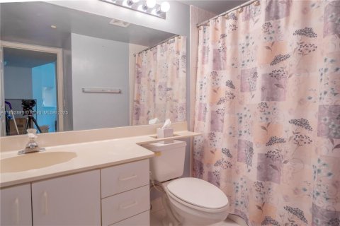 Condo in Sunrise, Florida, 2 bedrooms  № 1811474 - photo 11