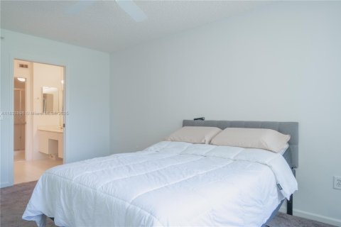Condo in Sunrise, Florida, 2 bedrooms  № 1811474 - photo 8