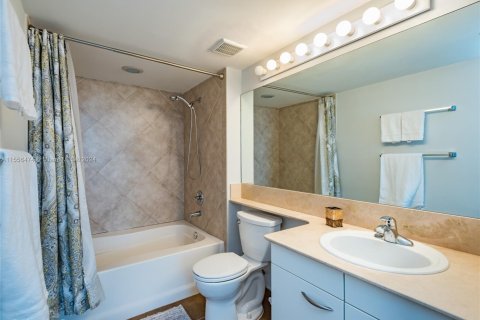 Condo in Hallandale Beach, Florida, 2 bedrooms  № 2039271 - photo 29