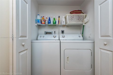 Condo in Hallandale Beach, Florida, 2 bedrooms  № 2039271 - photo 20