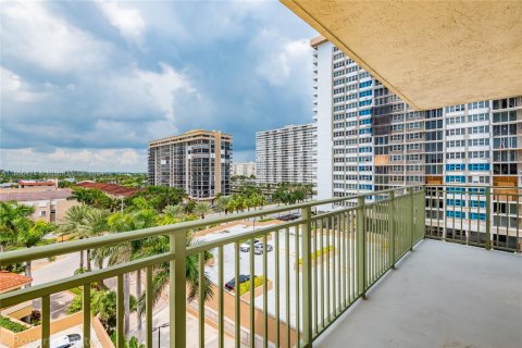 Condo in Hallandale Beach, Florida, 2 bedrooms  № 2039271 - photo 9