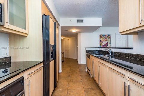 Condo in Hallandale Beach, Florida, 2 bedrooms  № 2039271 - photo 18