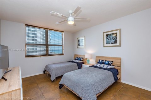 Condo in Hallandale Beach, Florida, 2 bedrooms  № 2039271 - photo 21