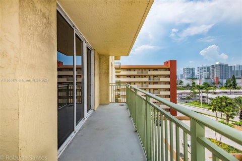 Condo in Hallandale Beach, Florida, 2 bedrooms  № 2039271 - photo 8