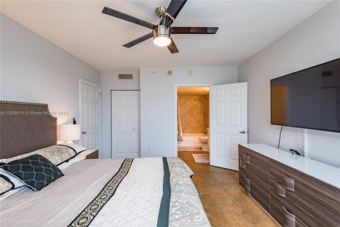 Condo in Hallandale Beach, Florida, 2 bedrooms  № 2039271 - photo 27