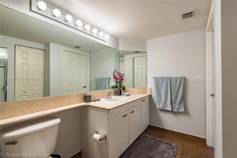 Condo in Hallandale Beach, Florida, 2 bedrooms  № 2039271 - photo 23