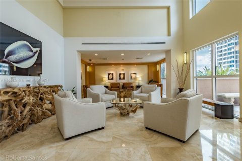 Condo in Hallandale Beach, Florida, 2 bedrooms  № 2039271 - photo 2