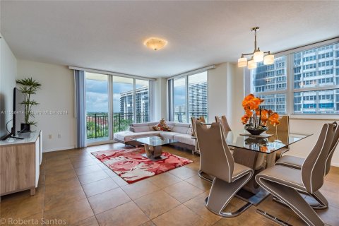 Condo in Hallandale Beach, Florida, 2 bedrooms  № 2039271 - photo 11