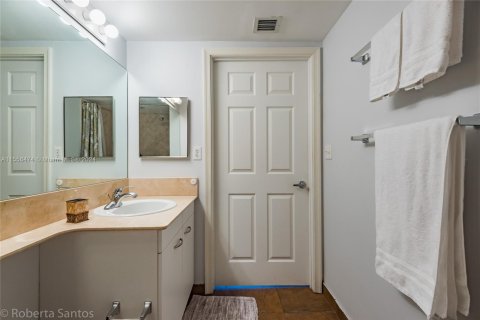 Condo in Hallandale Beach, Florida, 2 bedrooms  № 2039271 - photo 30