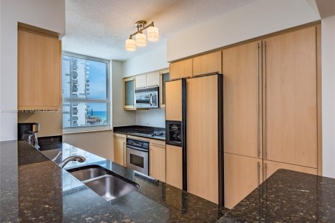 Condo in Hallandale Beach, Florida, 2 bedrooms  № 2039271 - photo 17