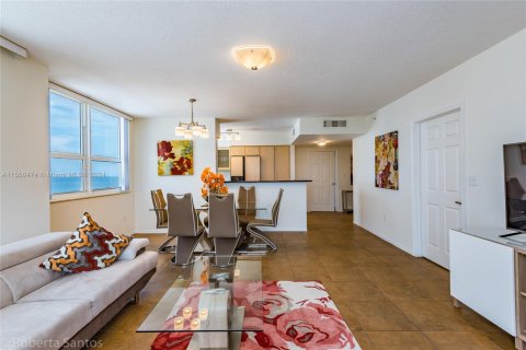 Condo in Hallandale Beach, Florida, 2 bedrooms  № 2039271 - photo 13
