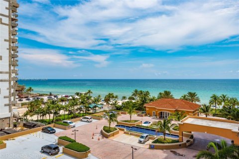 Condo in Hallandale Beach, Florida, 2 bedrooms  № 2039271 - photo 6