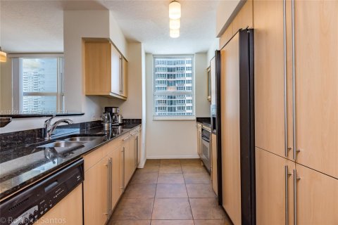 Condo in Hallandale Beach, Florida, 2 bedrooms  № 2039271 - photo 16