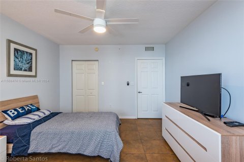 Condo in Hallandale Beach, Florida, 2 bedrooms  № 2039271 - photo 22